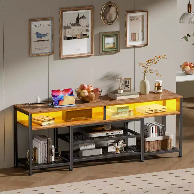 Meuble TV Rustique Marron de 160 cm avec Station de Chargement, Lumières LED, Centre de Divertissement pour TV jusqu'à 70 Pouces, Console Média avec Étagères de Rangement pour Salon