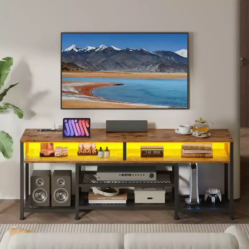 Meuble TV Rustique Marron de 160 cm avec Station de Chargement, Lumières LED, Centre de Divertissement pour TV jusqu'à 70 Pouces, Console Média avec Étagères de Rangement pour Salon